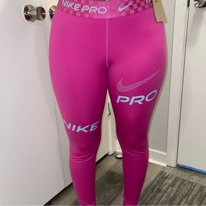 Exclusive pink Nike pro leggings!